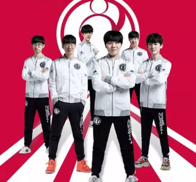 甘当绿叶！队长梅西在捧杯时刻将C位让给了门将卡伦德